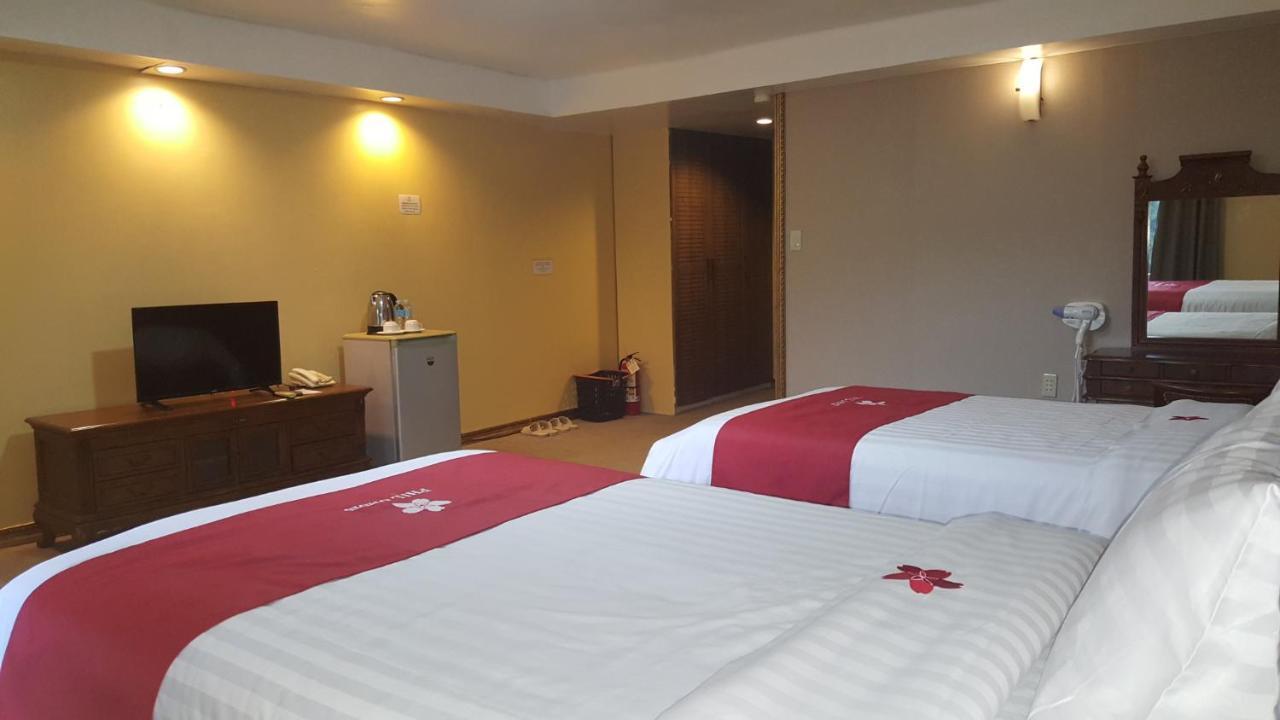 Phil Oasis Hotel & Resort Silang Esterno foto